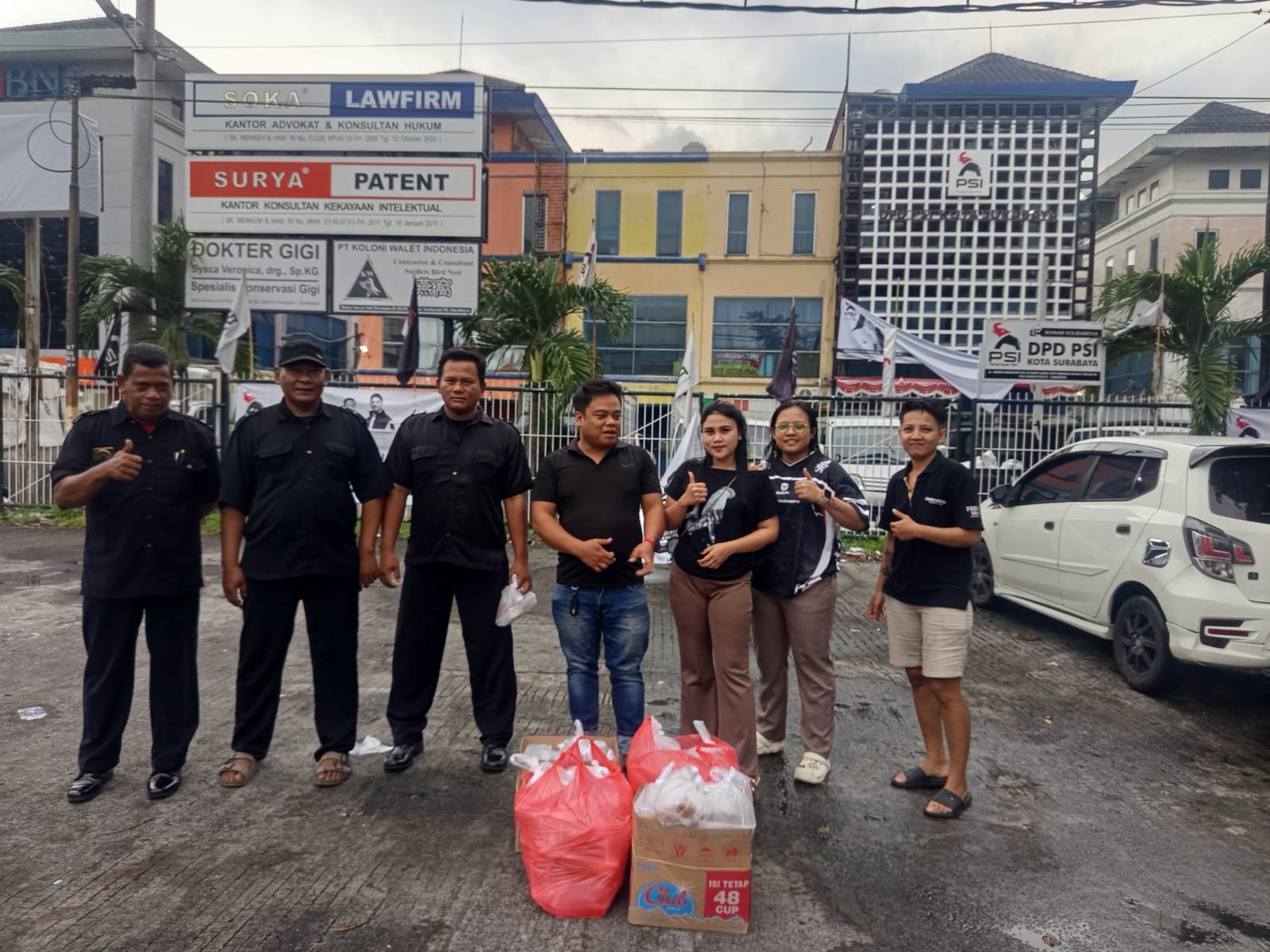 Aksi Sosial Ramadhan, Team DJ Cindi Aurora Official Bagikan Ratusan Takjil di Kutisari Surabaya