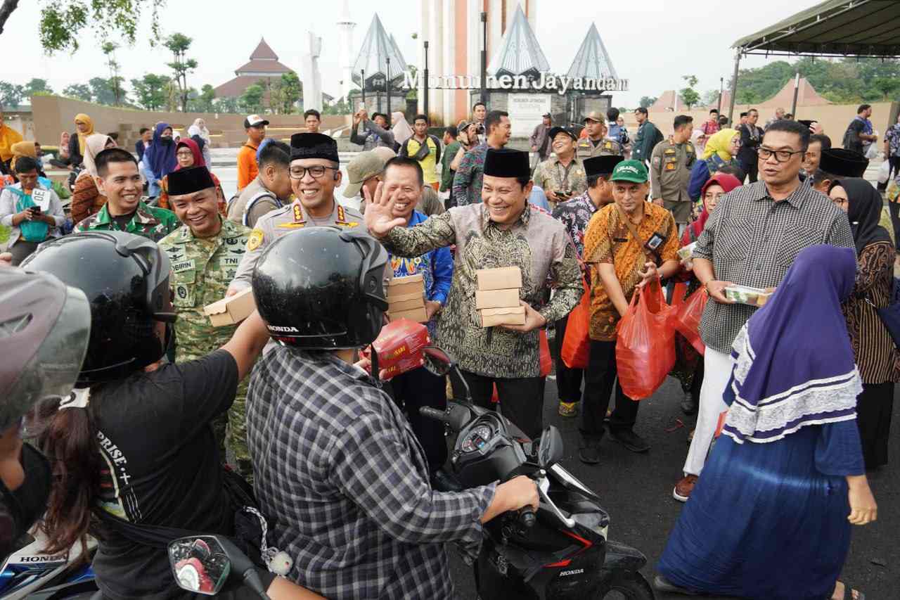 Forkopimda dan ASN Sidoarjo Bagikan 75 Ribu Paket Takjil untuk Warga