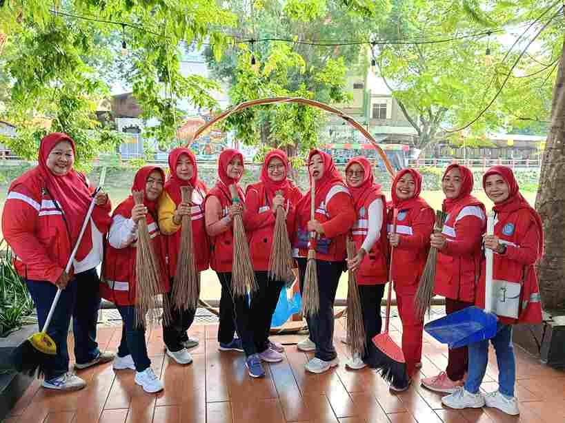 Kader Se-Kecamatan Bubutan Gelar Kerja Bakti Bersihkan Kalimas