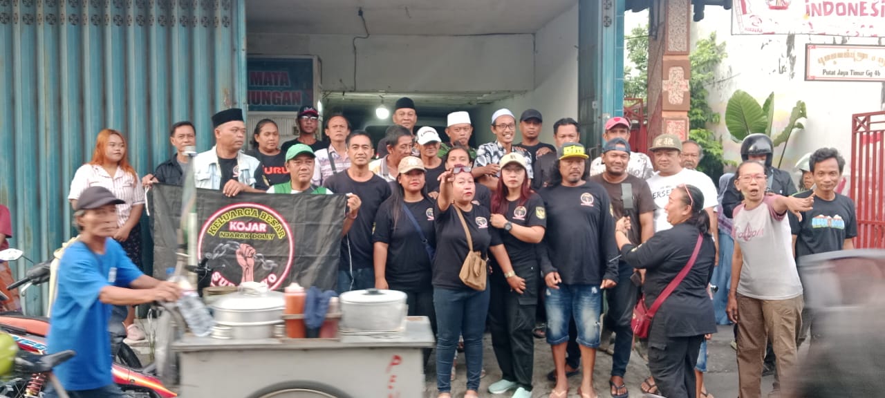 Semangat Berbagi Ramadan, Komunitas Kojar Surabaya Bagikan Ratusan Takjil untuk Pengguna Jalan