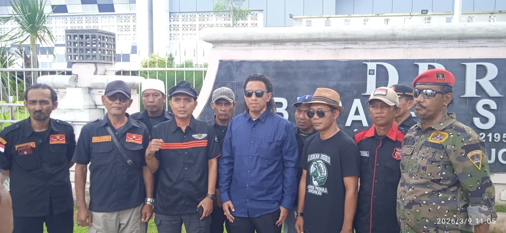 Puluhan Karangan Bunga “Ucapan Duka” Banjiri DPRD Sidoarjo, Sindiran Pedas untuk Wakil Rakyat