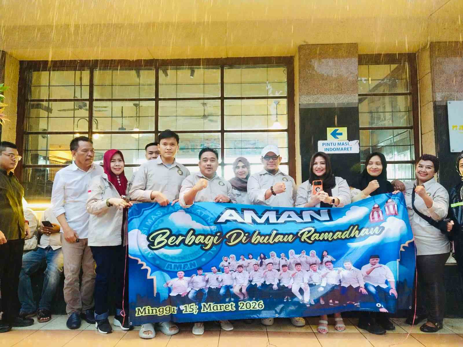 Hujan Deras Tak Goyahkan AMAN, Tetap Bagikan 2.000 Takjil dan Nasi Kotak di Tugu Pahlawan