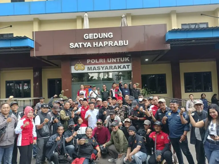 Diduga OTT “Settingan”, Ratusan Jurnalis Geruduk Polda Jatim