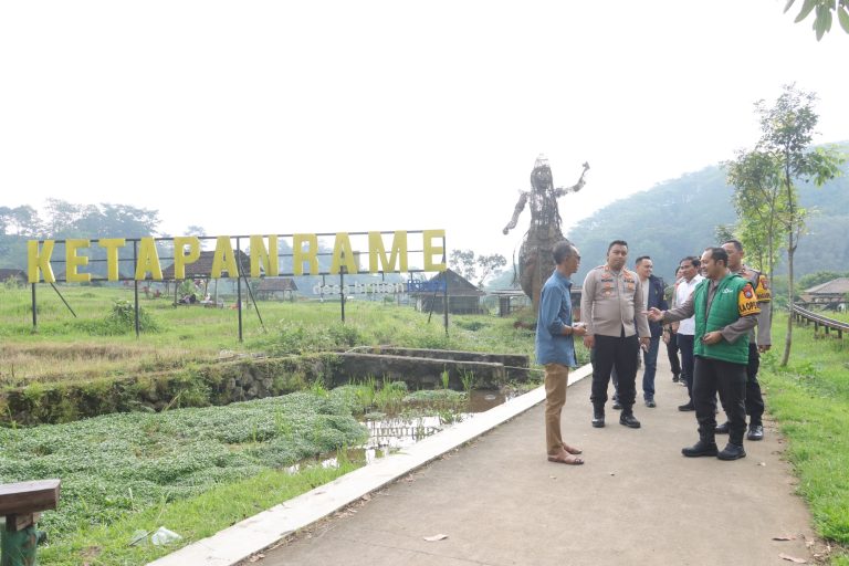 Kapolres Mojokerto Tinjau Objek Wisata di Libur Lebaran Pastikan Keamanan Pengunjung