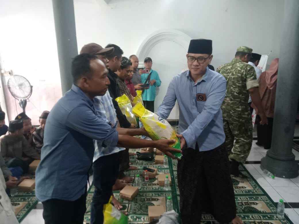 Menko Pangan Zulkifli Hasan Bagikan Pangan Gratis di Ponpes Al Falah Pacul, Ratusan Santri dan Warga Hadir