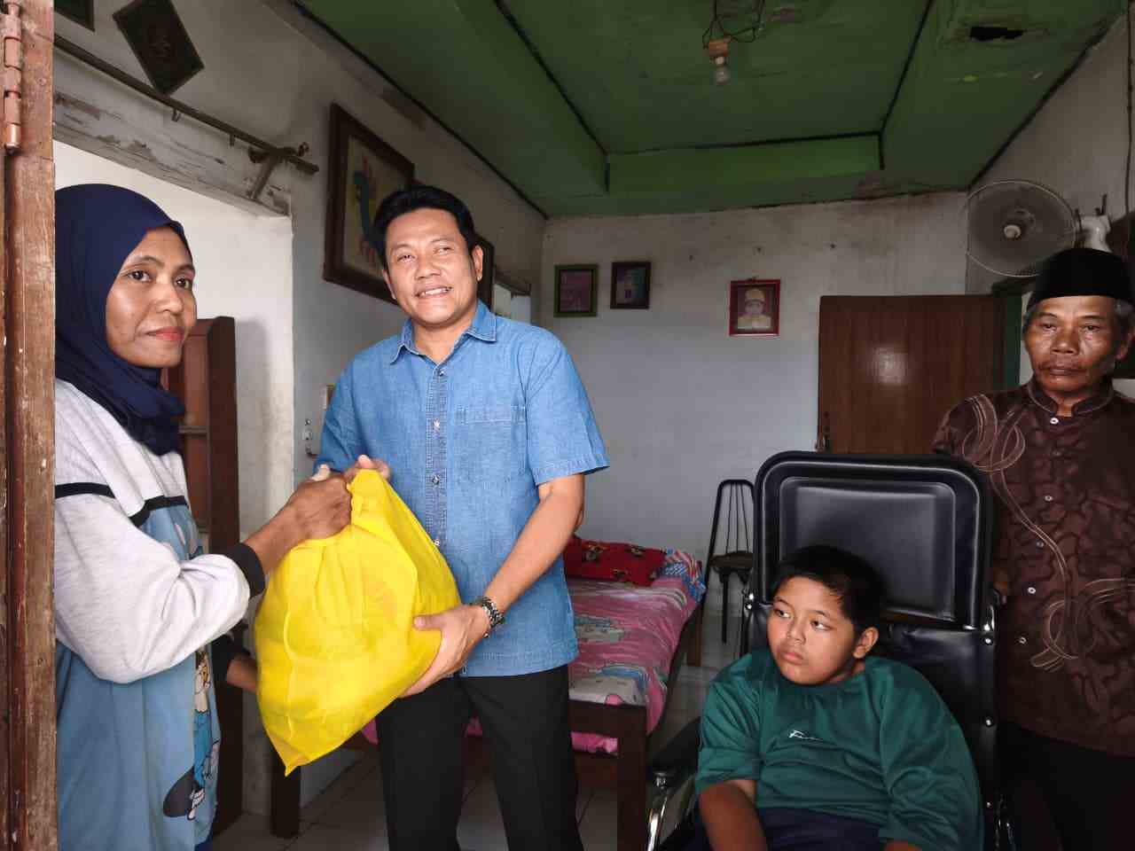 Peduli Warga, Bupati Sidoarjo Serahkan Kursi Roda dan Fasilitasi BPJS Kesehatan