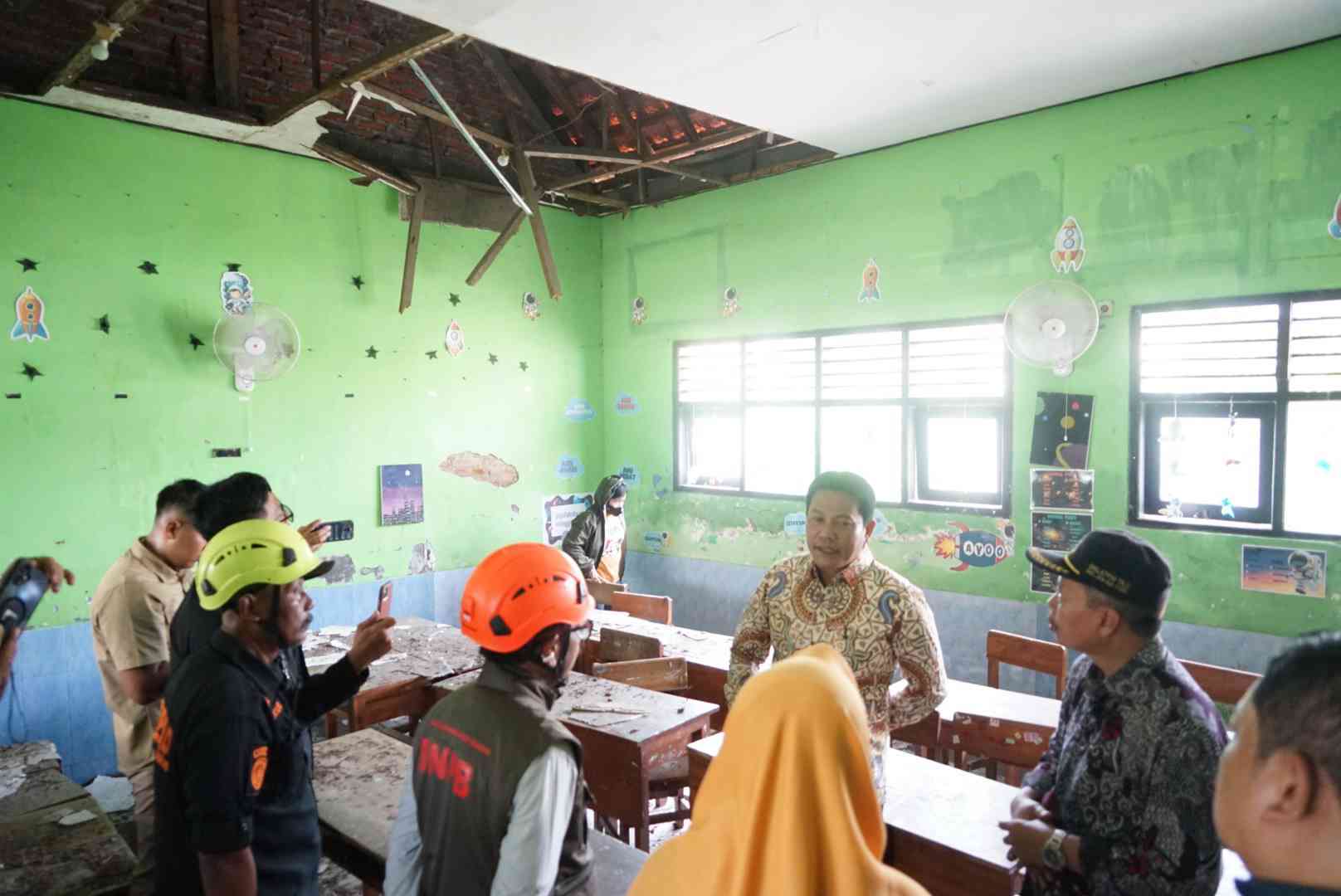 Bupati Subandi Tinjau SDN Sidokepung, Siapkan Opsi Pembangunan Gedung 2 Lantai