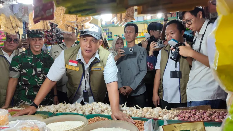 Stok Beras Nasional Cetak Rekor 4,4 Juta Ton, Dirut Bulog Sidak Harga di Pasar Wonokromo