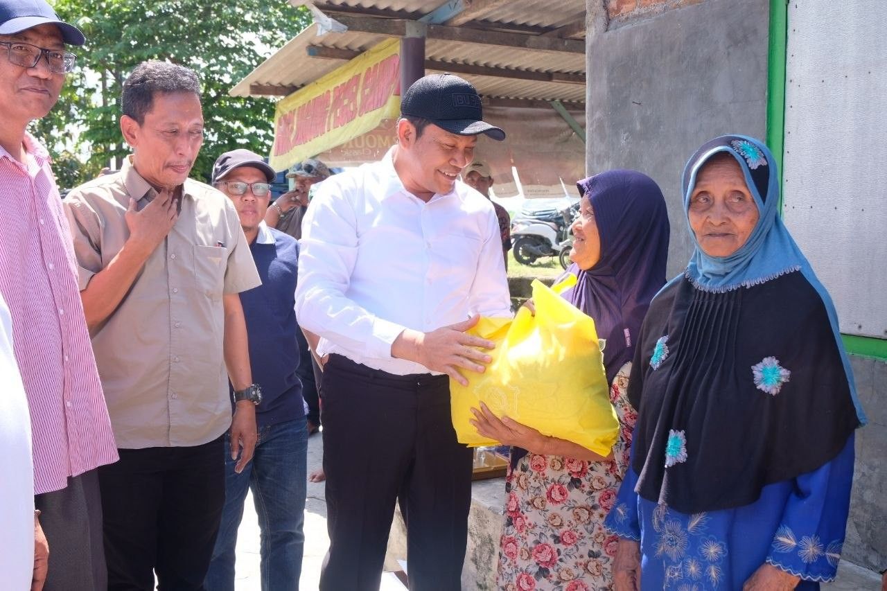 Bupati Subandi Sidak RTLH, Salurkan Kursi Roda untuk Warga Tarik