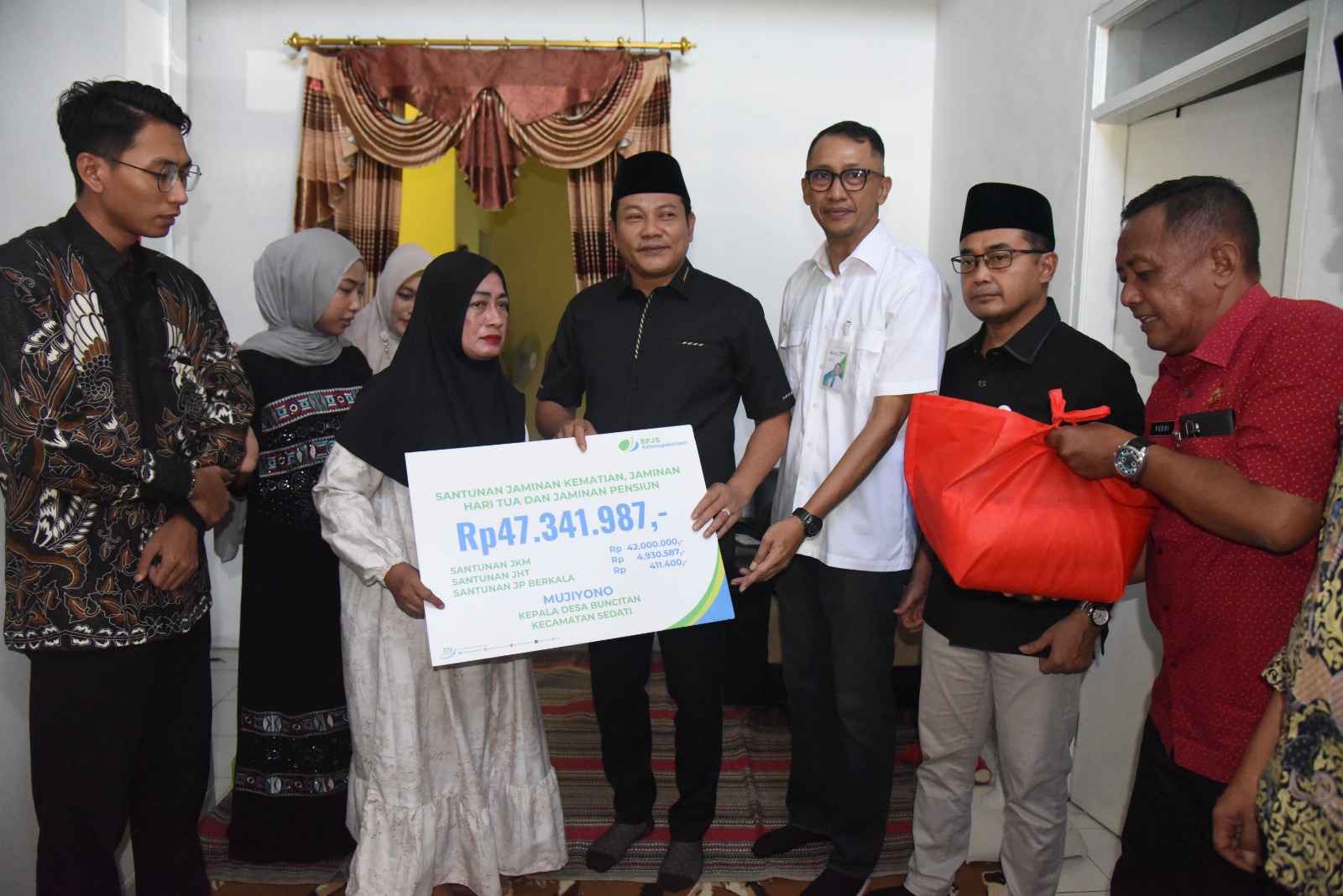Bupati Sidoarjo Serahkan Santunan BPJS Ketenagakerjaan kepada Keluarga Kades Buncitan
