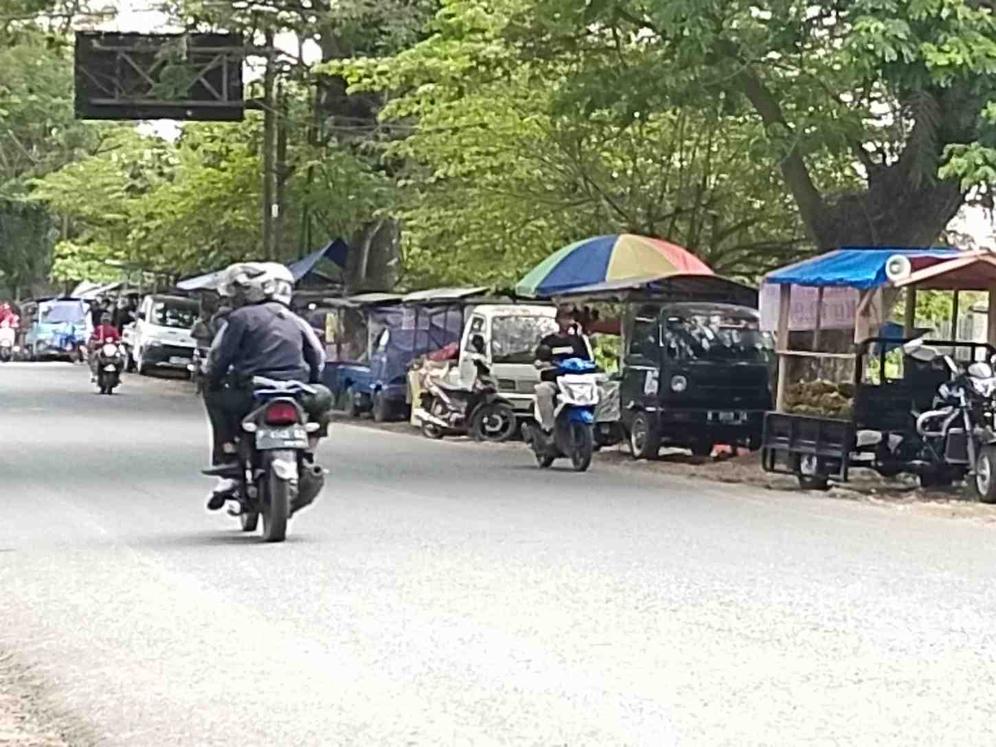 PKL Gunakan Bahu Jalan Provinsi di Kencong Jember, Warga Soroti Gangguan Lalu Lintas dan Keselamatan