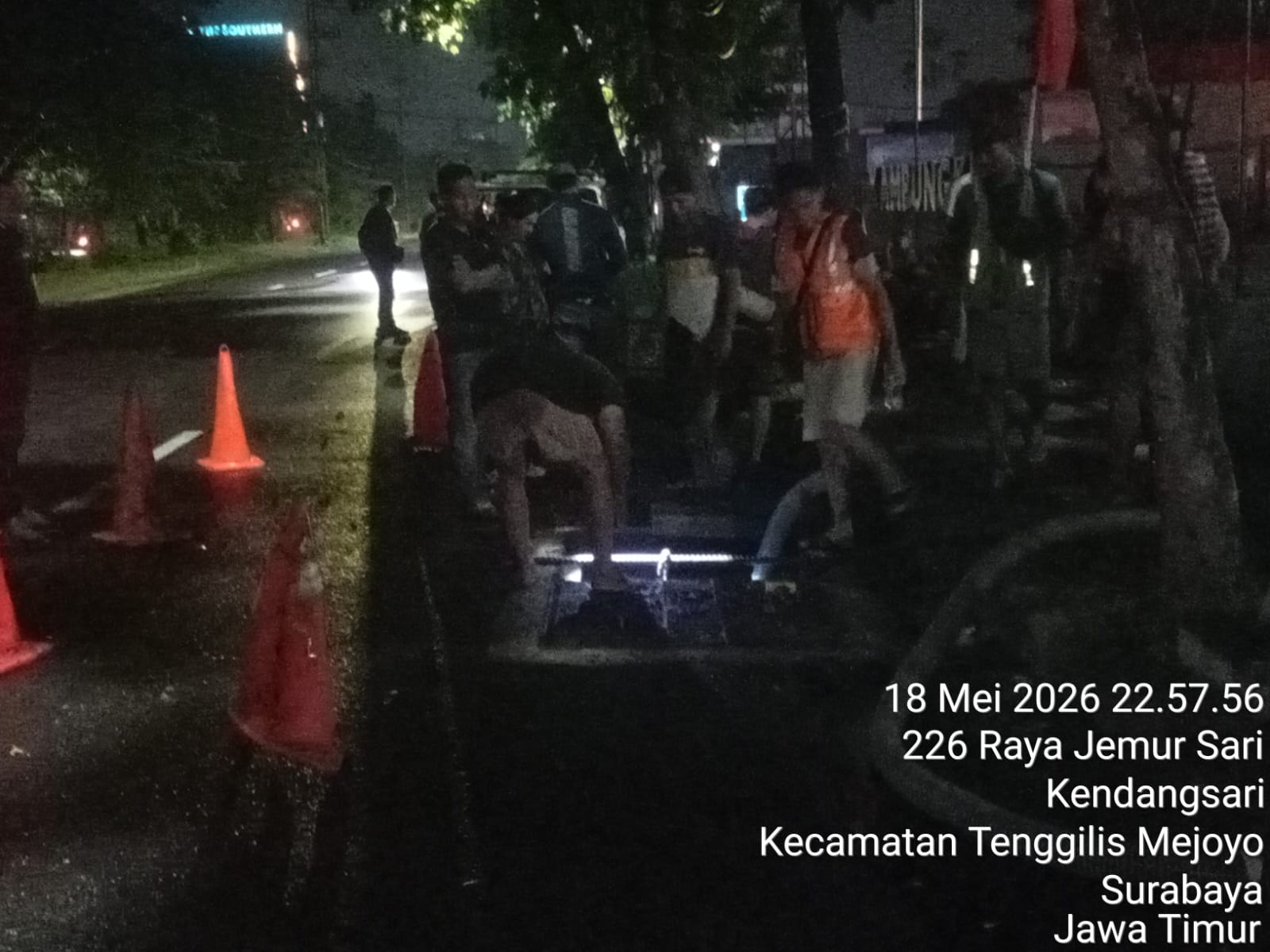 Dua Kali Beraksi Tengah Malam, Aktivitas Penarikan Kabel di Jemursari Surabaya Diduga Ilegal
