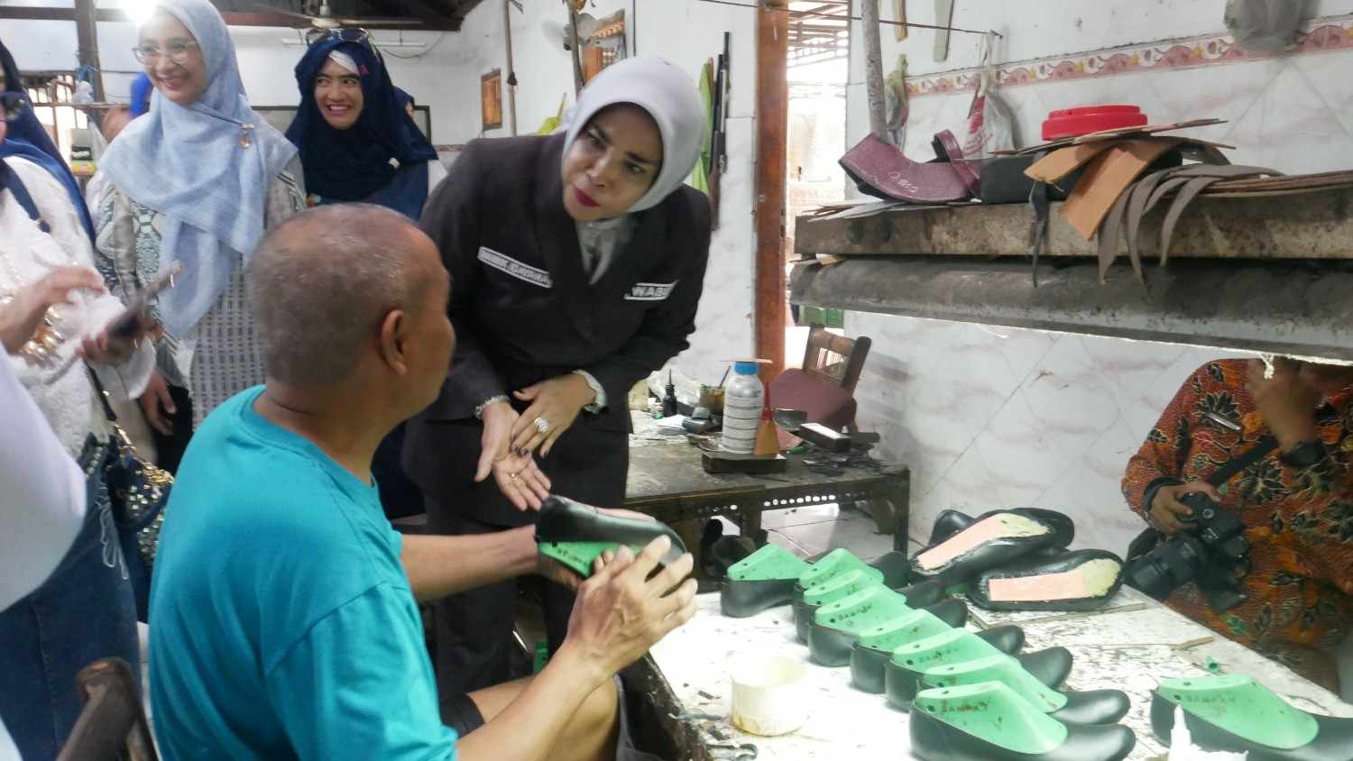 Wabup Sidoarjo Dorong UMKM Naik Kelas, Kunjungi Galeri Givari Shoes di Krian