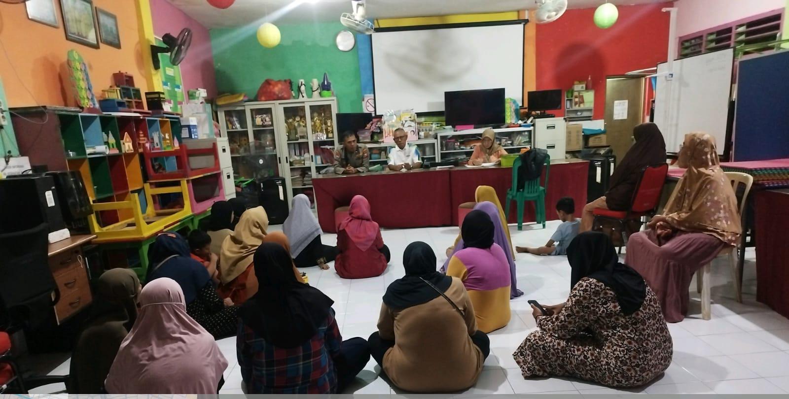 Bhabinkamtibmas Kelurahan Jepara Sambang di Balai RW 08 Dupak Timur, Ajak Warga Tingkatkan Kewaspadaan Lingkungan
