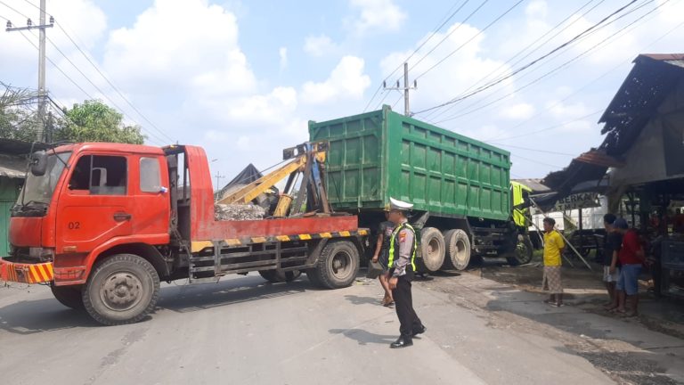 Diduga Rem Blong, Dump Truck di Gresik Hantam Tiga Truk dan Warung Kopi